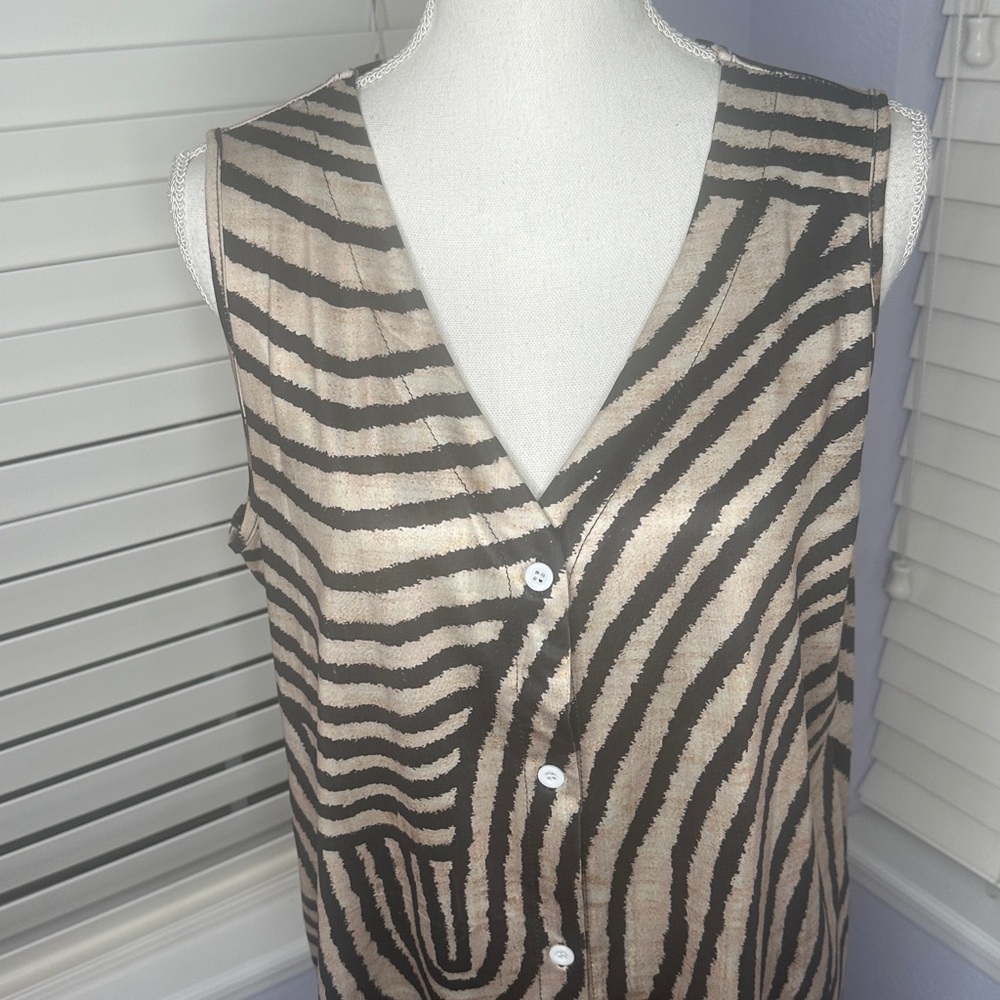🔥 3 FOR $25 SALE 🔥Zebra Print Button-Up Sleeveless Top - Picture 2 of 7
